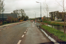 847741 Gezicht over de weg Dorp in Benschop vanuit de auto, na de herinrichting van de weg met een nieuwe ...